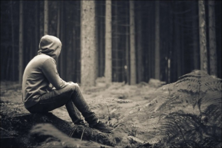 Одинокий человек в лесу