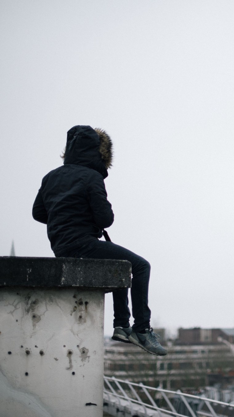 Грустный человек на крыше