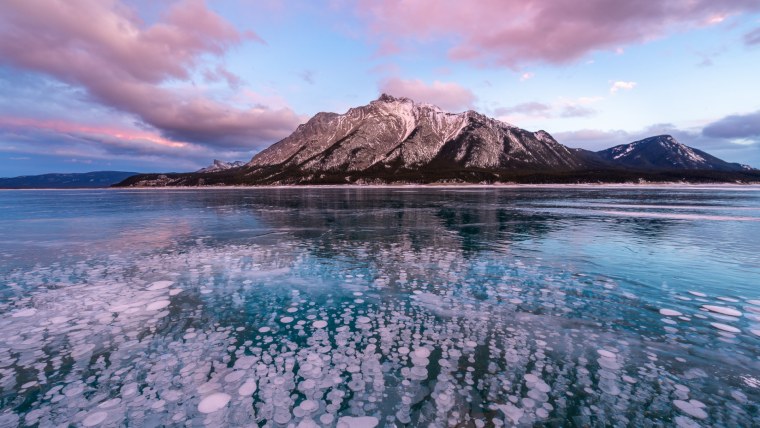 Пейзаж горы зеркальный лед