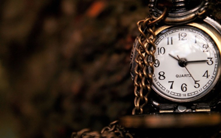 Часы на красивом фоне