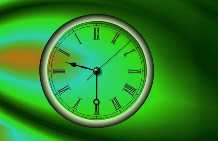 Часы на синем фоне