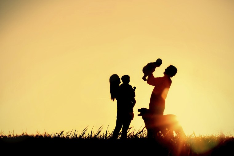 Семья с детьми на фоне заката