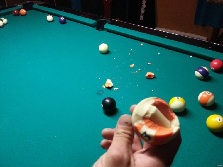 Разбитый бильярдный шар