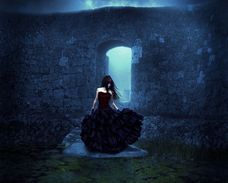 Девушка в темном платье