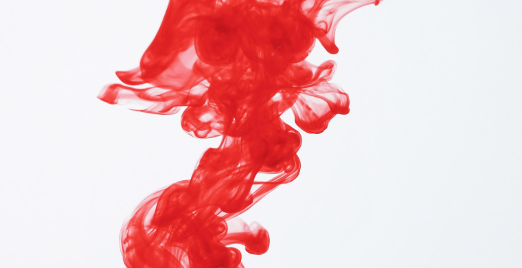 Красная краска в воде