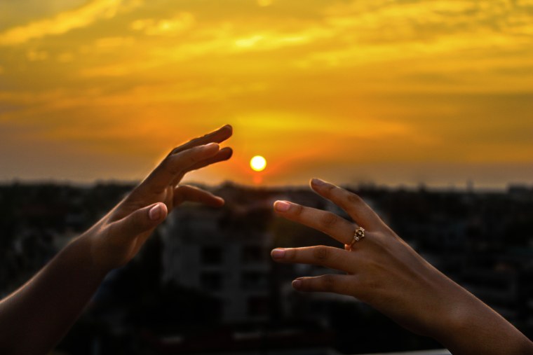 Рука тянется к солнцу