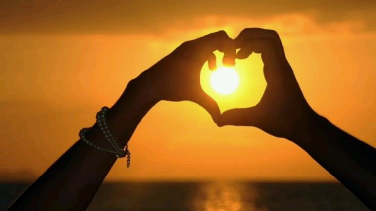 Руки на закате