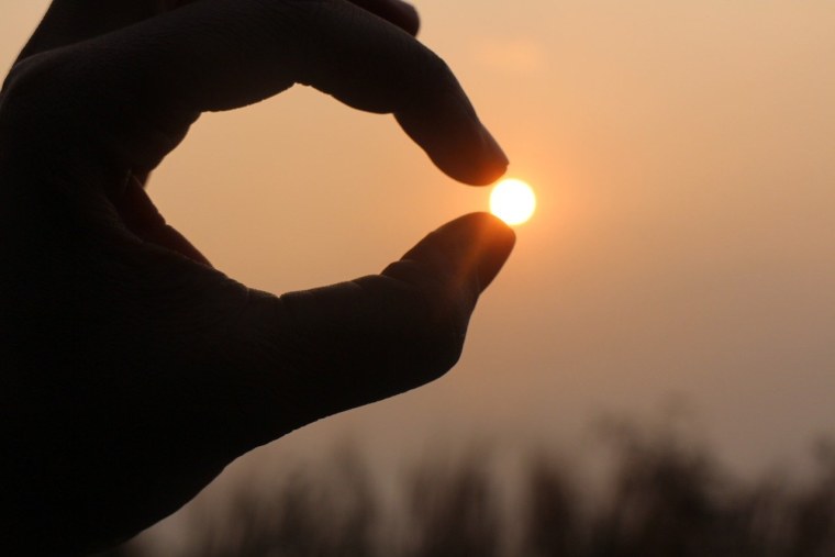 Фото солнце в руках