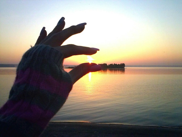Закат с рукой девушки