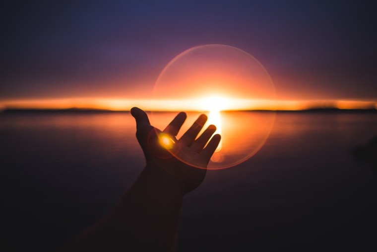 Рука тянется к солнцу