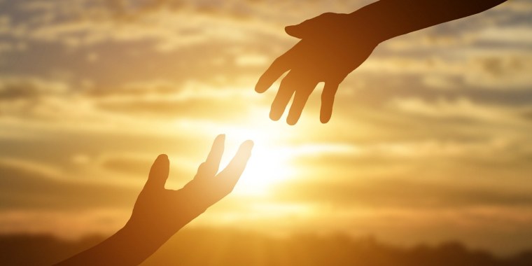 Руки на фоне заката