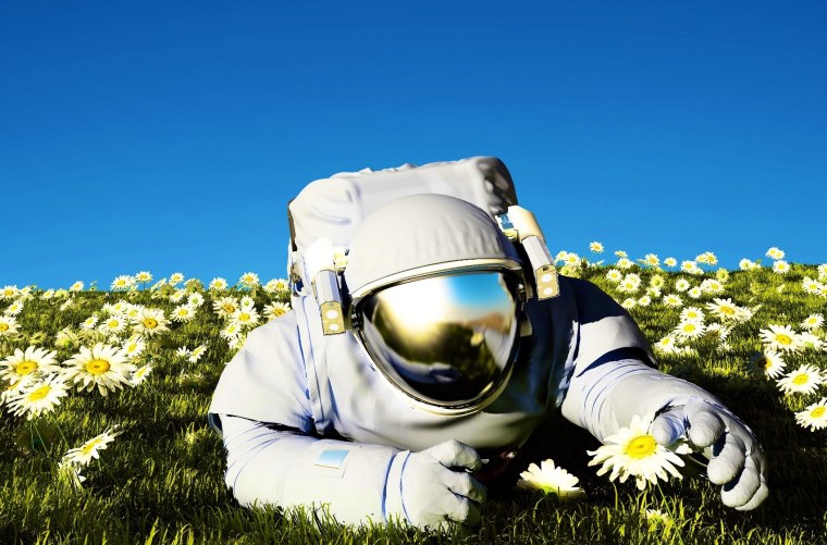 Космонавт с цветами