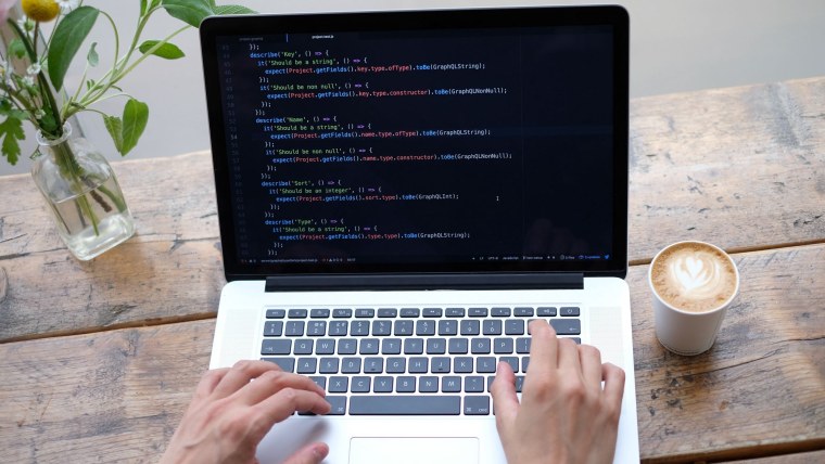 Ноутбук и руки программирование