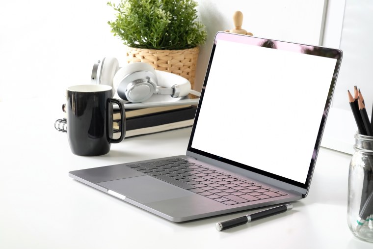 Красивый стол с ноутбуком