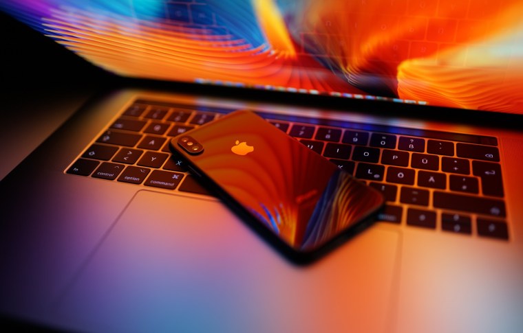 Макбук и деньги