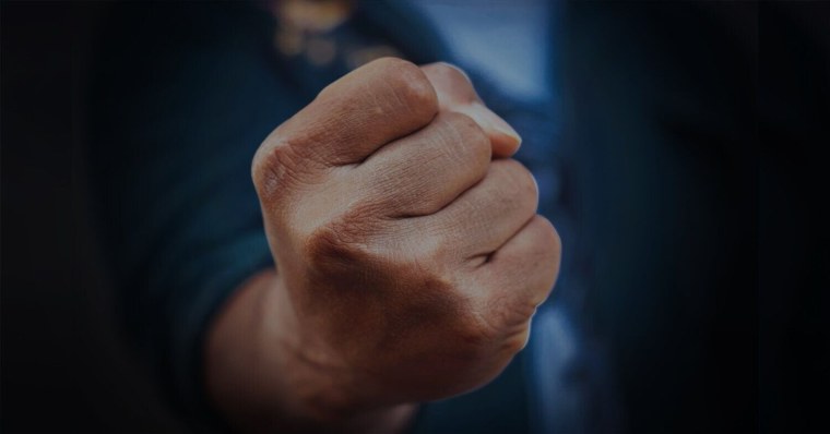 Жест сжатый кулак