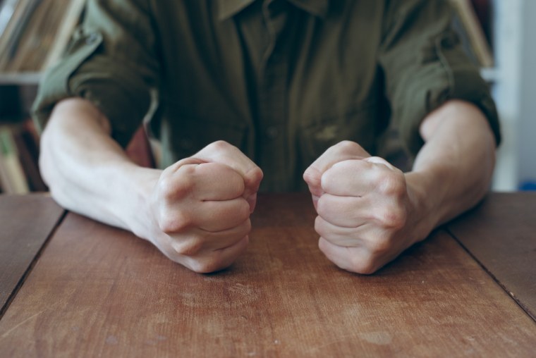 Большой палец внутри кулака