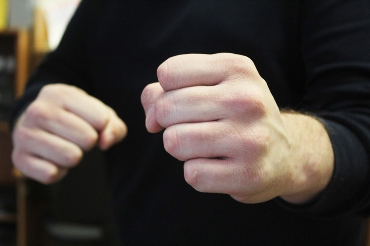 Указывает пальцем