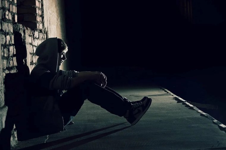 Одинокий парень в капюшоне