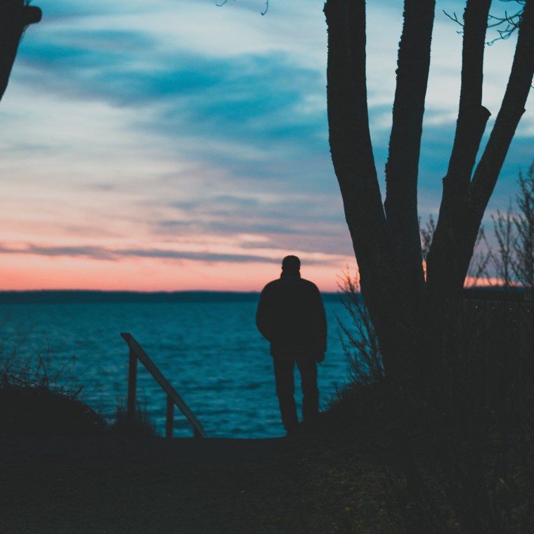 Одинокий парень на закате