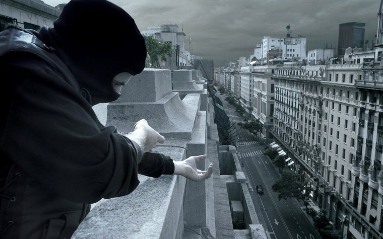 Снайпер в городе на крыше