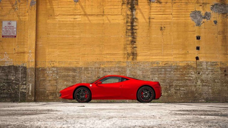 Ferrari 458 Italia сбоку