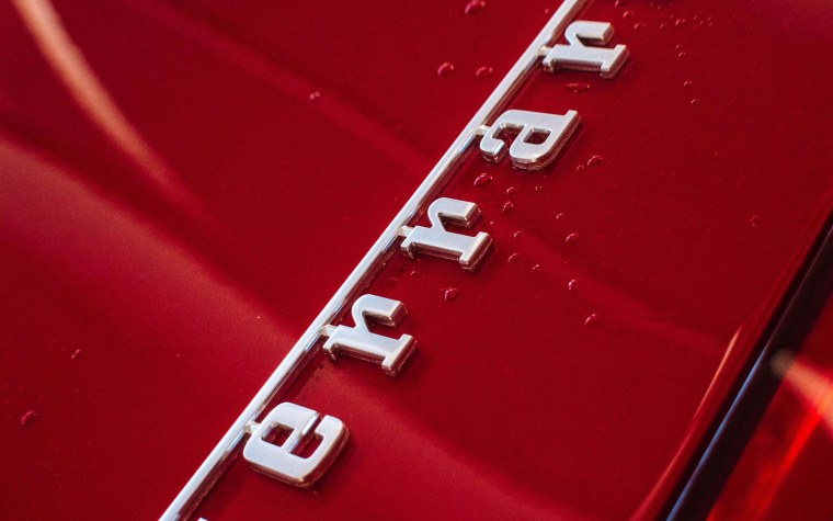 Красный логотип малоизвестного автомобиля