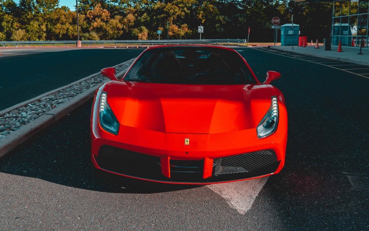 Ferrari значок на машине