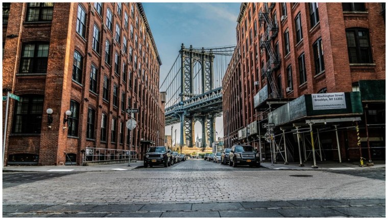 Темная улица с фонарями