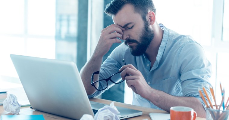 Усталый человек за компьютером