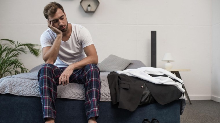 Парень с дит на кровати