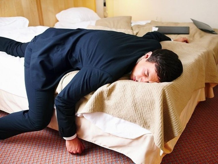 Уставший человек на кровати