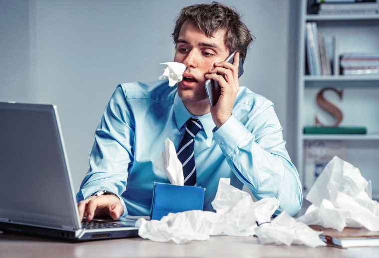 Больной человек в офисе