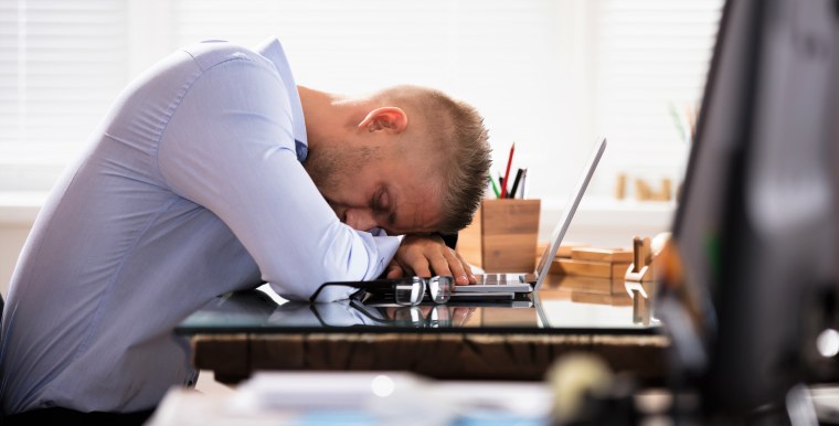 Человек спит за столом