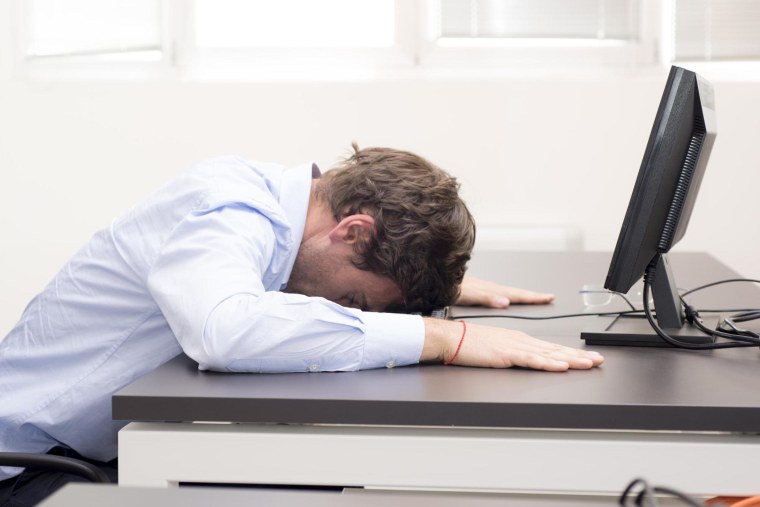 Уставший человек в офисе