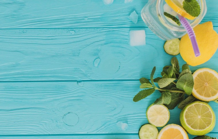 Лимонад на деревянном фоне