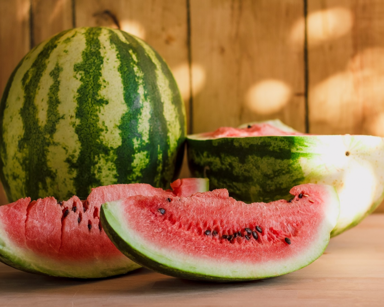 Арбуз на столе