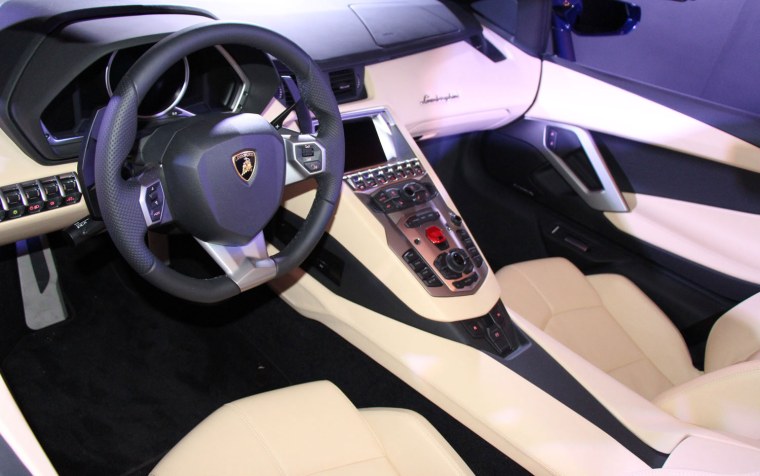 Lamborghini Aventador Roadster 2020 белый салон