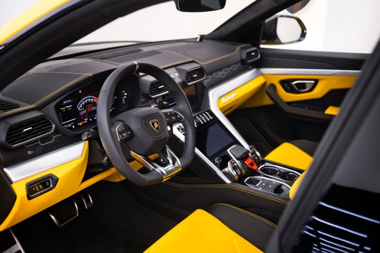 Lamborghini Urus салон желтый