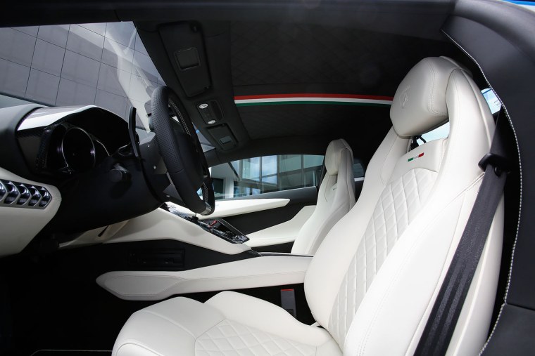 Ламборджини авентадор с белым салоном