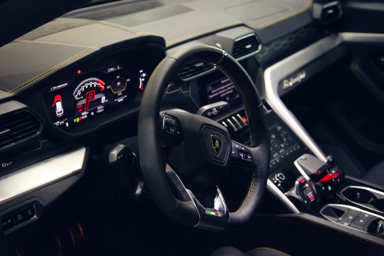 Lamborghini Urus 2021 салон