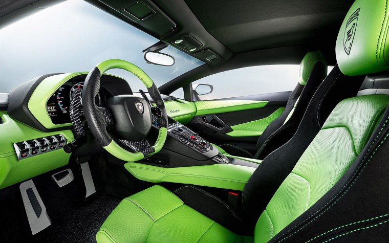 Lamborghini Aventador зелёный салон