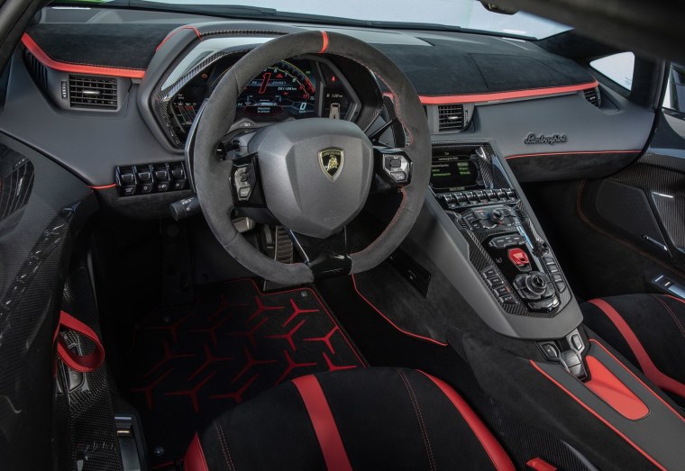 Lamborghini Aventador SVJ салон