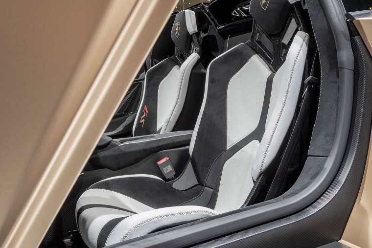 Lamborghini Aventador SVJ Roadster 2020 салон