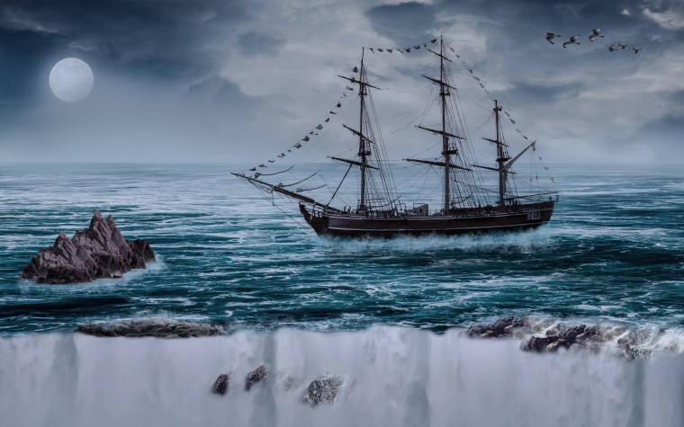 Парусный корабль в море