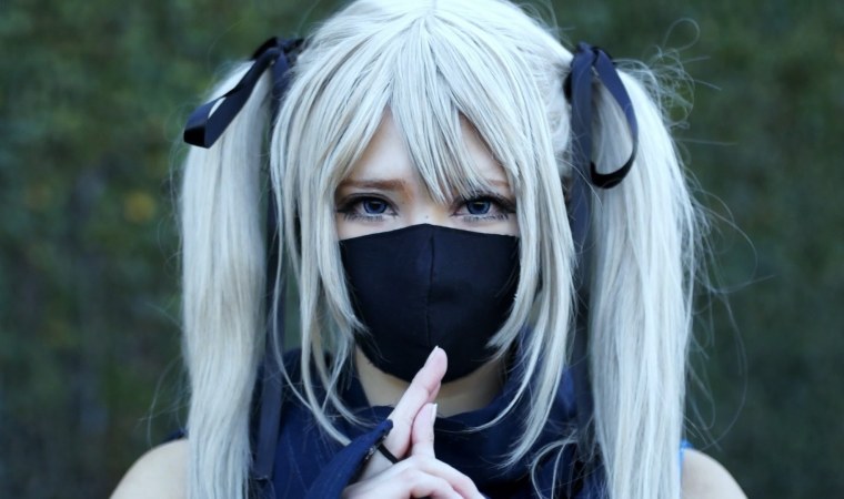 Девушка с белыми волосами в маске
