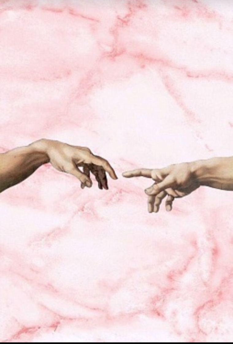 Руки тенуться к друг другу