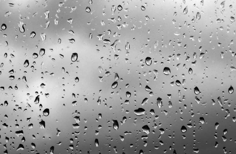 Капли на стекле