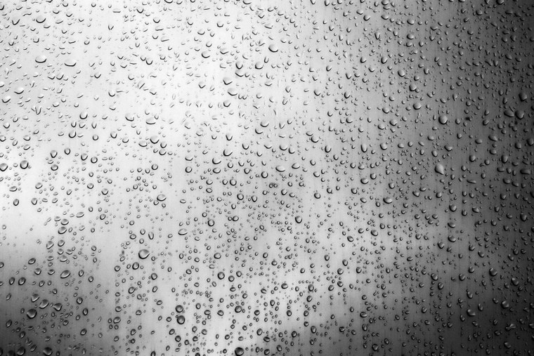 Капли на стекле