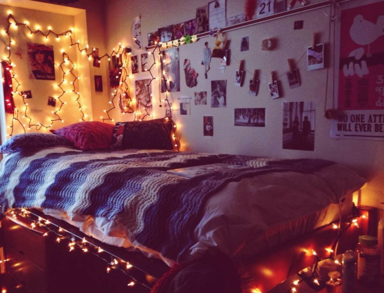 Уютная комната подростка с гирляндой